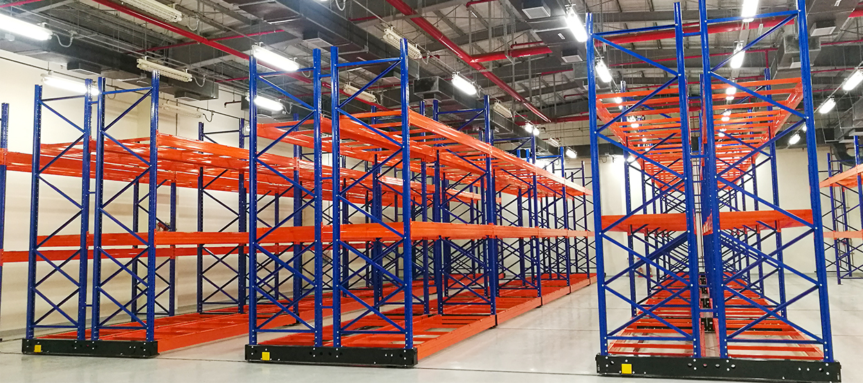 You are currently viewing 土地不用買貴！電動移動重型架如何讓您倉儲空間翻倍、省下數千萬建廠成本？