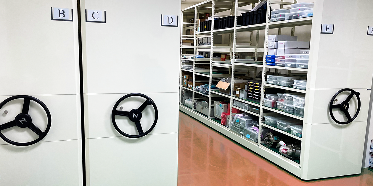 You are currently viewing 告別絆倒與脫軌風險！台灣專利無軌移動櫃如何打造更安全、更彈性的高密度倉儲？